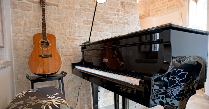 Read more about the article Piano vs Guitar: Which is a Better Beginners Option?