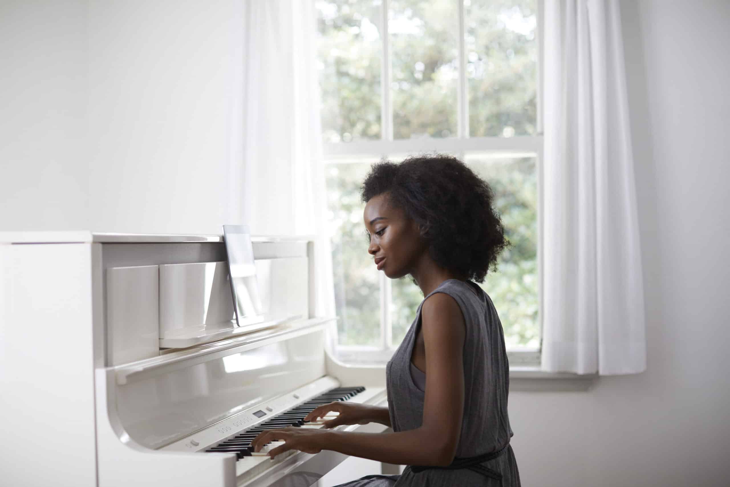 Read more about the article Digital vs. Acoustic Pianos – Which Is For You?